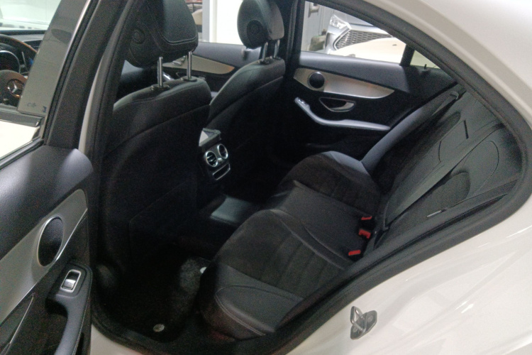 奔驰C级 2019款 C 260 运动版中控内饰21