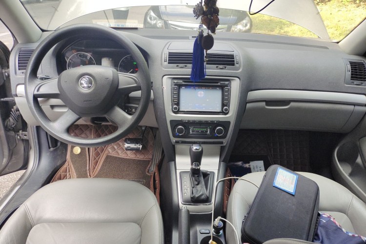 斯柯达 明锐 2014款 1.6L 自动逸俊版中控内饰7002