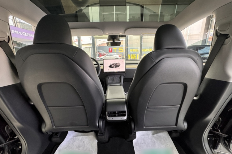 特斯拉 Model Y 2023款 长续航全轮驱动版中控内饰7009
