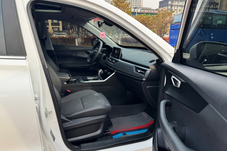 奇瑞 瑞虎5x 2024款 1.5L CVT新锐版中控内饰7005