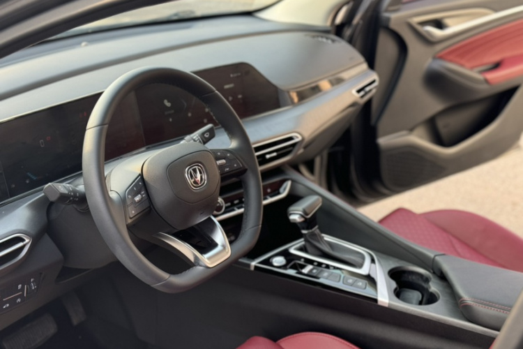 长安 逸动 2021款 PLUS 蓝鲸NE 1.4T GDI DCT尊贵型中控内饰7013