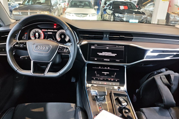 奥迪A7L 2022款 55 TFSI quattro S-line 志远型流晶套装中控内饰7002