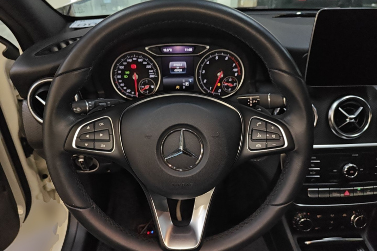 奔驰A级(进口) 2018款 A 200 动感型中控内饰13