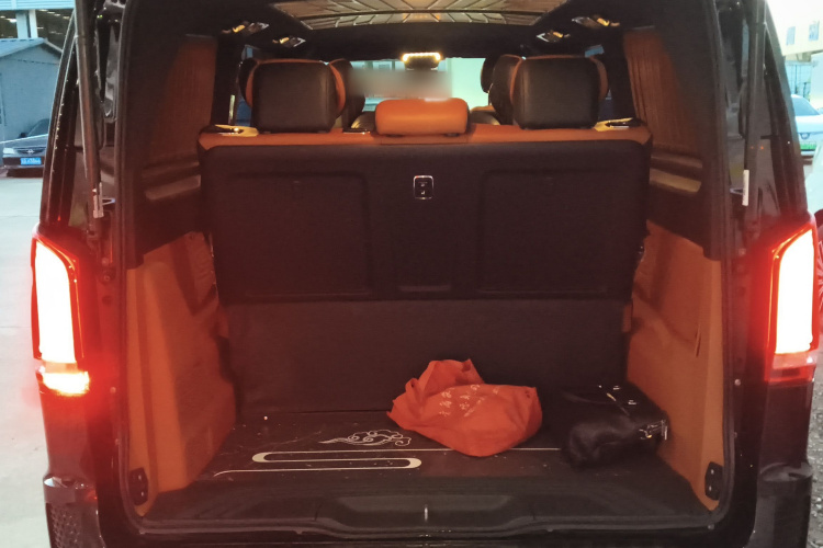 奔驰 威霆 2021款 2.0T 精英版 7座机舱底盘23