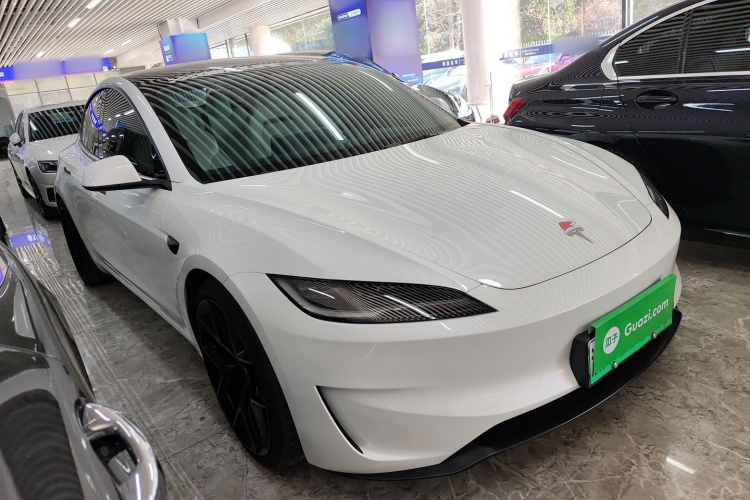特斯拉 Model 3 2024款 高性能全轮驱动版车身外观3