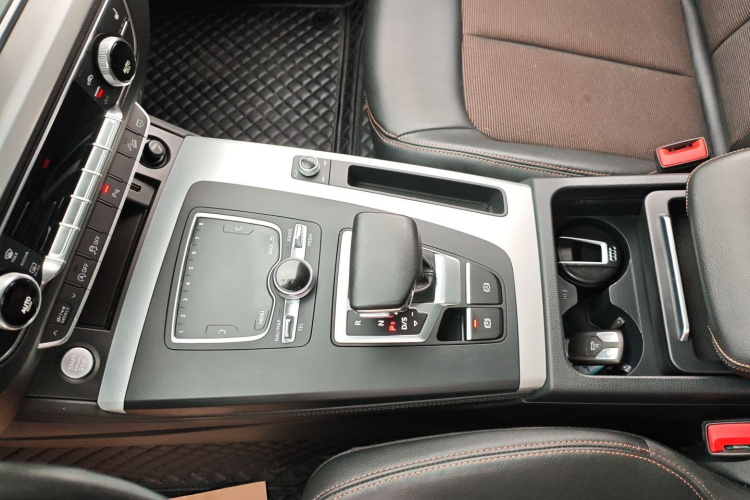 奥迪Q5L 2018款 40 TFSI 荣享时尚型 国VI中控内饰7001