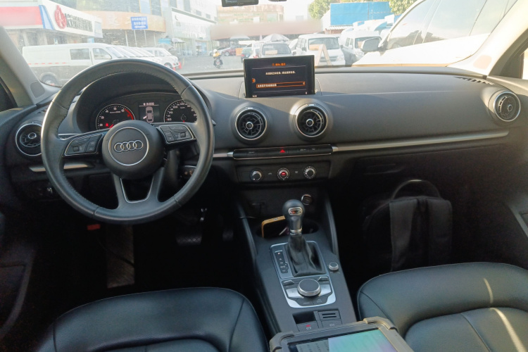 奥迪A3 2018款 30周年年型 Limousine 35 TFSI 进取型中控内饰12