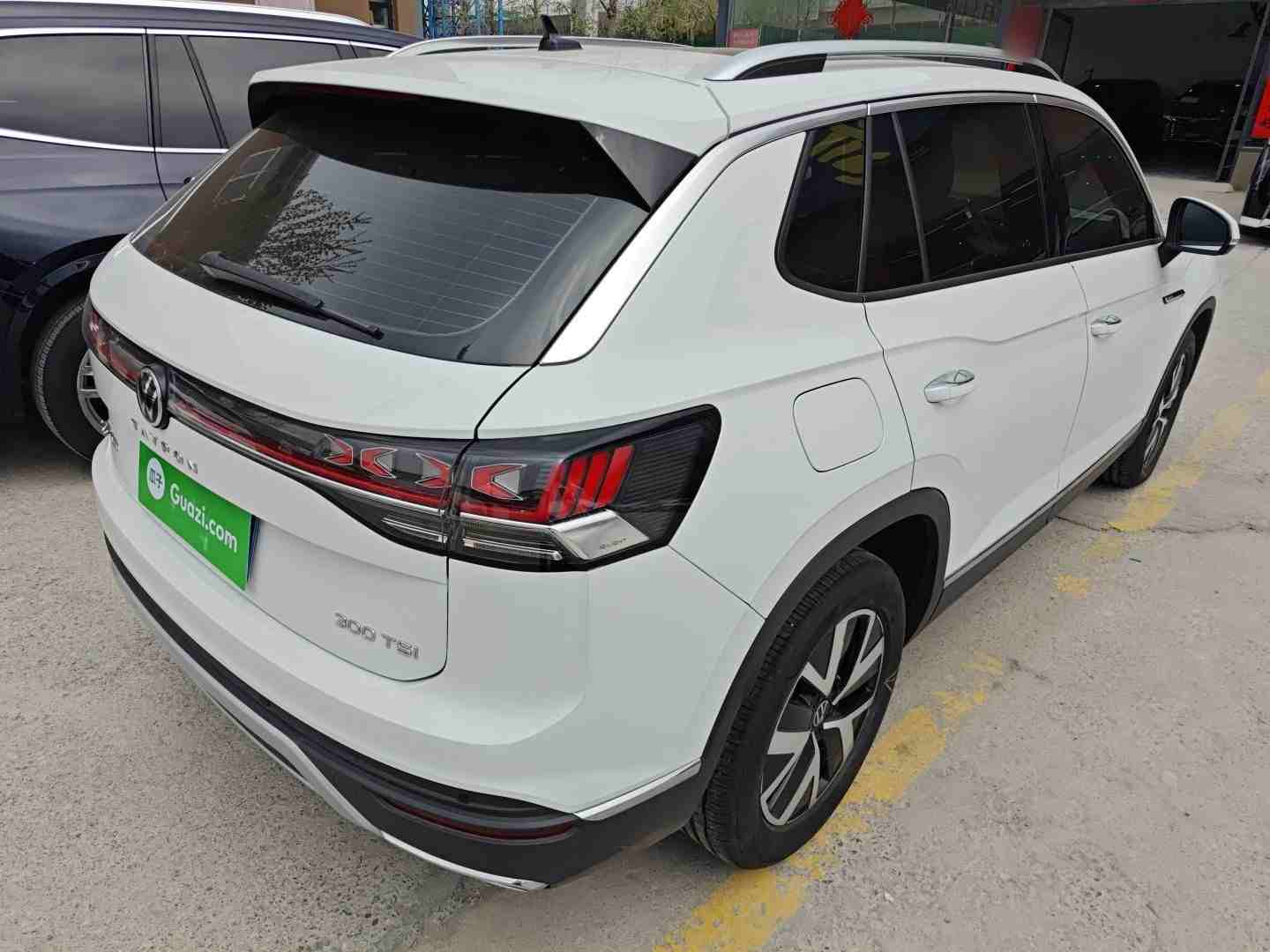 车辆右后45度外观展示