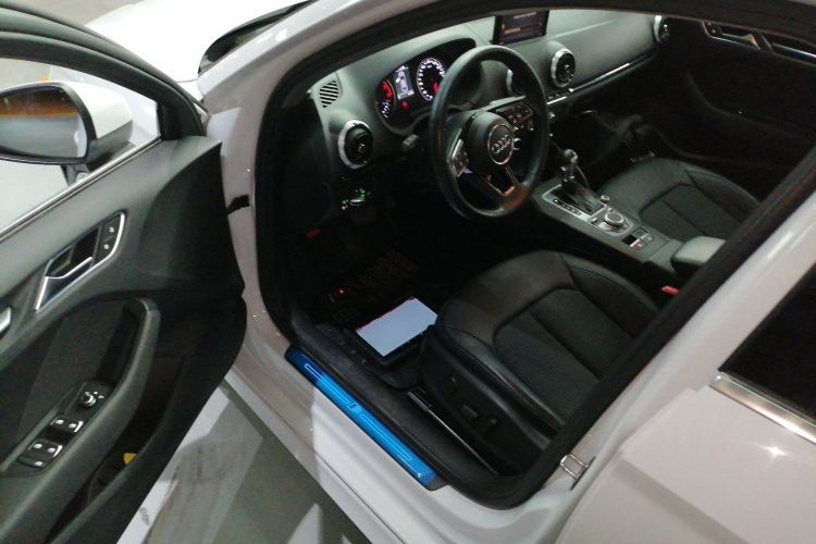 奥迪A3 2018款 30周年年型 Limousine 35 TFSI 时尚型中控内饰20