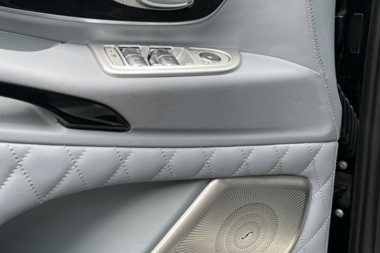 奔驰 威霆 2021款 2.0T 商务版 7座中控内饰7004