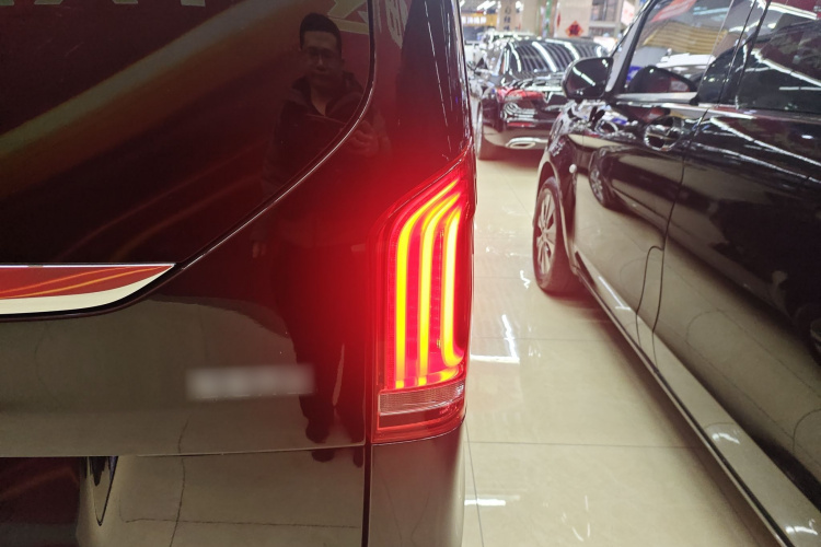 奔驰V级 2018款 V 260 领航版 国VI车身外观6006