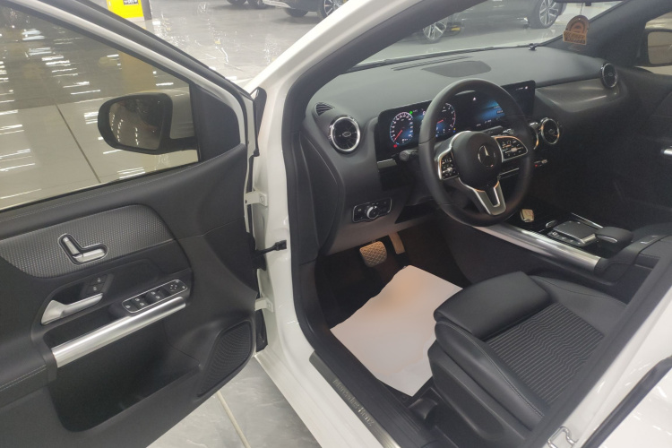 奔驰B级 2022款 改款 B 200 动感型中控内饰20