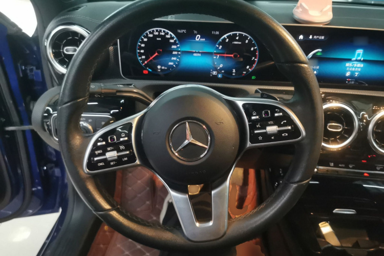 奔驰A级 2020款 改款 A 200 L 运动轿车动感型中控内饰13