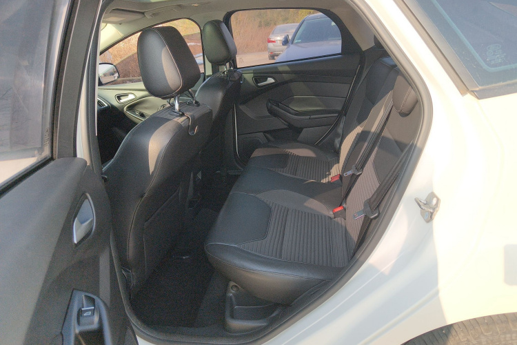 福特 福克斯 2015款 两厢 EcoBoost 125 手动超能风尚型中控内饰7004