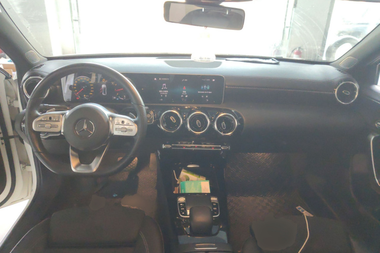 奔驰A级 2019款 A 200 L 运动轿车中控内饰12