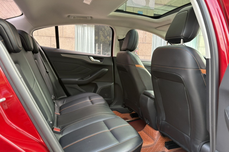 福特 福克斯 2022款 三厢 EcoBoost 180 自动竞速版中控内饰7011