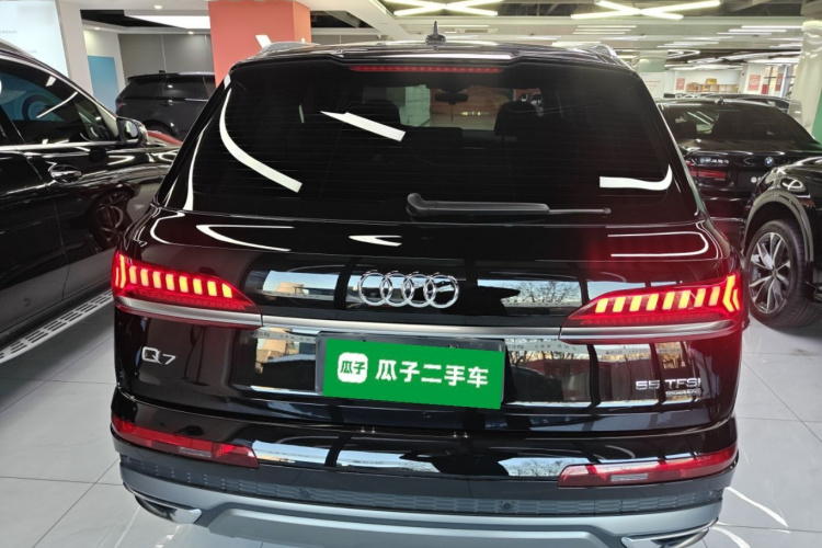 奥迪Q7 2023款 55 TFSI quattro S line运动型车身外观6
