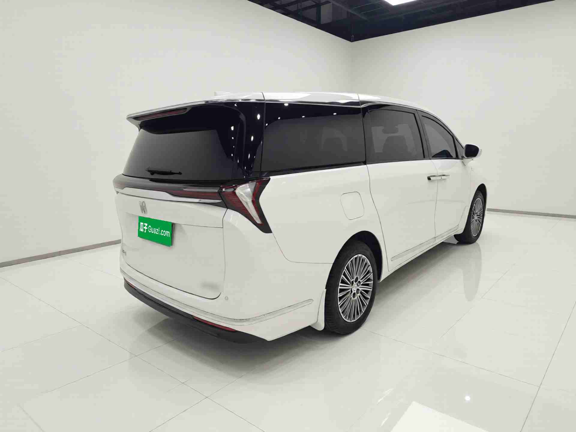 车辆右后45度外观展示