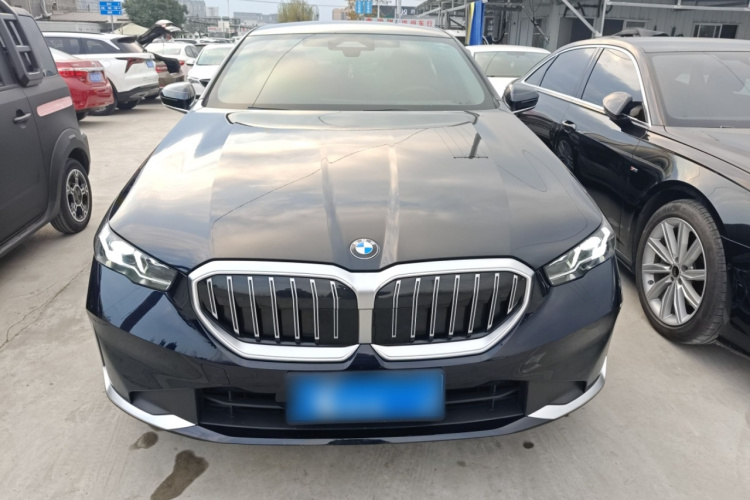 宝马5系 2024款 525Li 豪华套装车身外观2