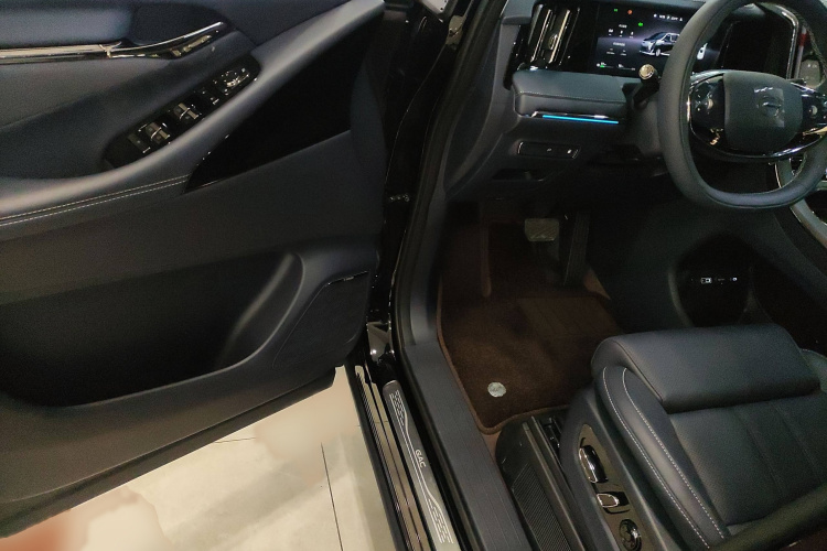 广汽传祺 传祺向往M8 2025款 乾崑系列 Max 奢享舱中控内饰7003