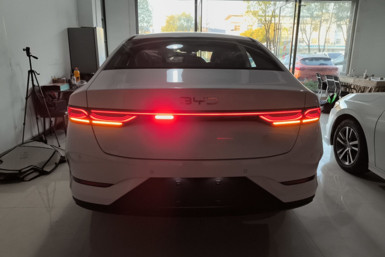 比亚迪 秦PLUS 2025款 DM-i 智驾版 55KM领先型车身外观6