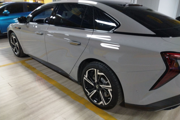 红旗EH7 2024款 760 Pro+ 四驱荣耀版车身外观4