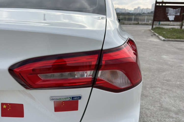 福特 福克斯 2019款 三厢 EcoBoost 180 自动锋潮型车身外观6003