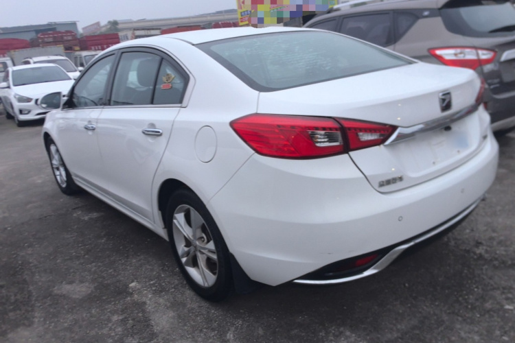 众泰Z500 2015款 1.5T 手动尊贵型车身外观4