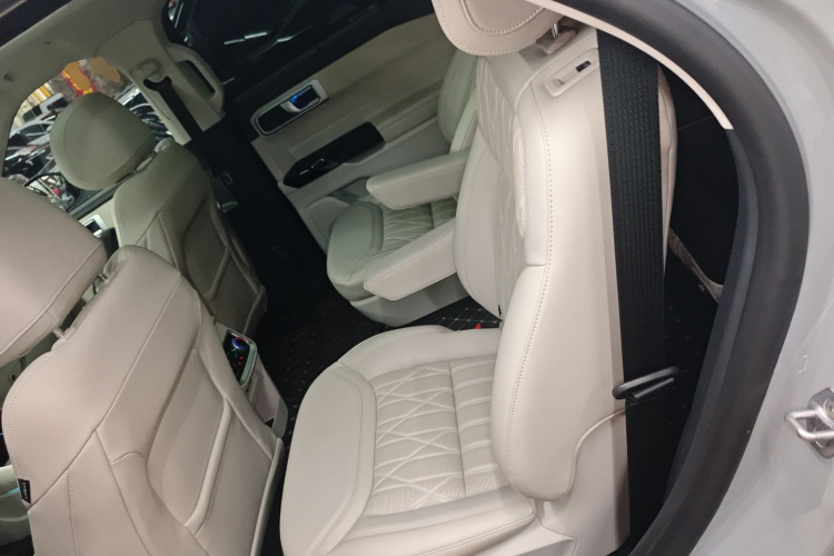 福特 探险者 2023款  EcoBoost 285 四驱赤金版 6座中控内饰7004