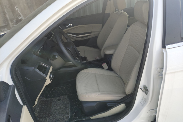 福特 福睿斯 2015款 1.5L 手动舒适型中控内饰19