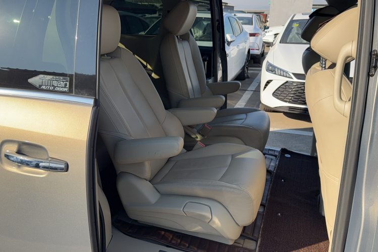 别克GL8 2018款 28T 尊贵型 国VI中控内饰7006