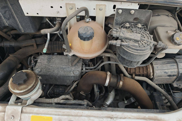 上汽大通MAXUS 新途V80 2021款 2.0T 手动经典城配王短轴超低顶3座局部细节24