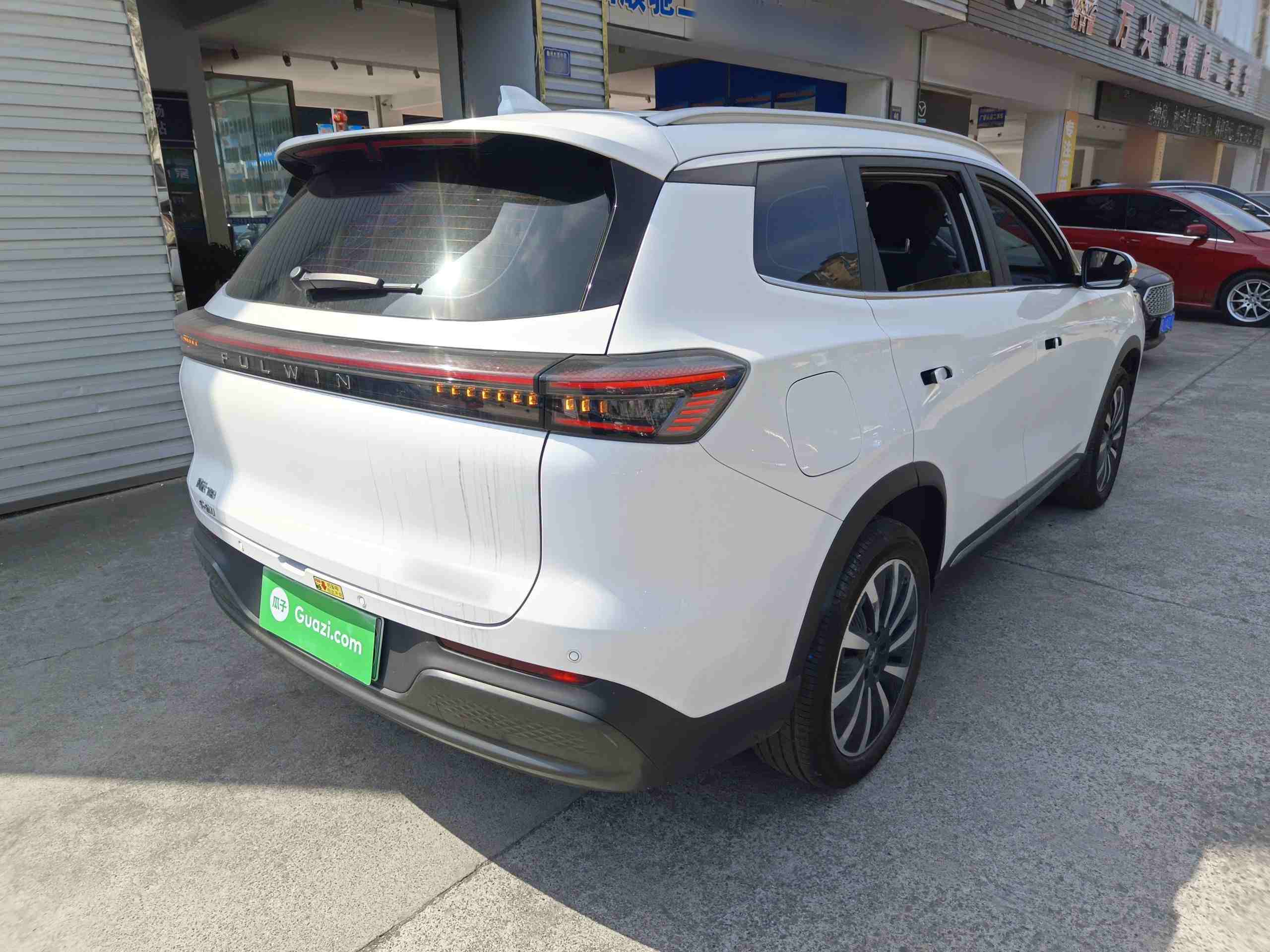 车辆右后45度外观展示