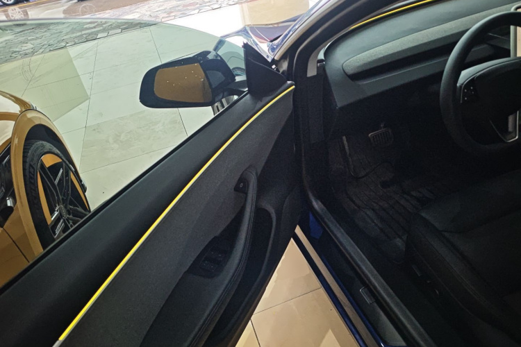 特斯拉 Model 3 2023款 后轮驱动版中控内饰20