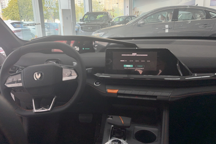 长安UNI-V 2024款 1.5T 尊贵型中控内饰7003