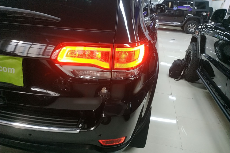 Jeep 大切诺基(进口) 2014款 3.6L 精英导航版车身外观9