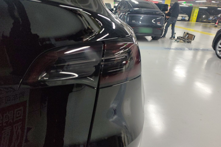 特斯拉 Model Y 2022款 长续航全轮驱动版车身外观9