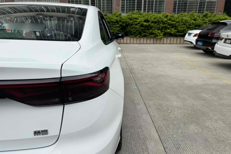 吉利汽车 帝豪 2023款 第4代冠军版 1.5L CVT尊贵型车身外观6005