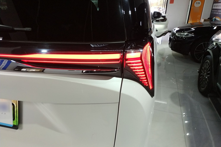 别克GL8新能源 2024款  陆尊 奢享版 7座车身外观6006