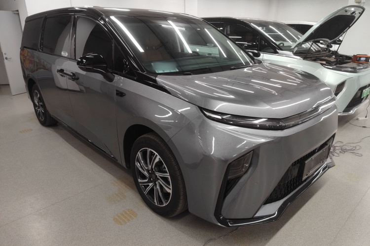 上汽大通MAXUS 大家9 2024款 超混 超长续航森林版 七座车身外观3