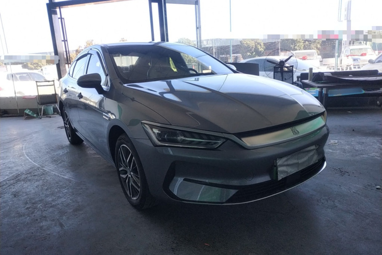 比亚迪 秦PLUS 2024款 荣耀版 EV 420KM领先型车身外观3