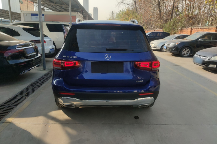 奔驰GLB 2023款 改款 GLB 200 动感型车身外观6