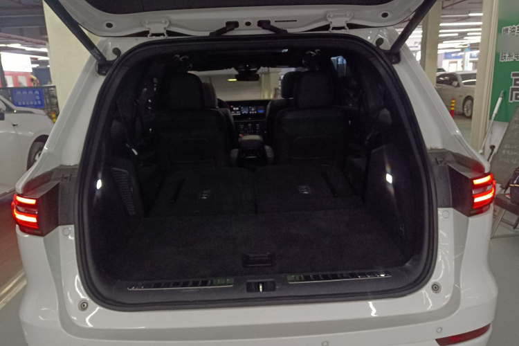 理想汽车 理想ONE 2020款 增程6座版机舱底盘23