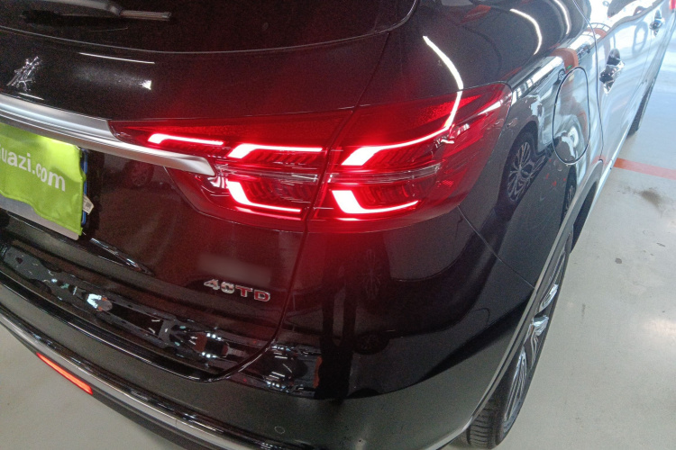 红旗HS5 2022款 改款 2.0T 智联旗享四驱版车身外观9