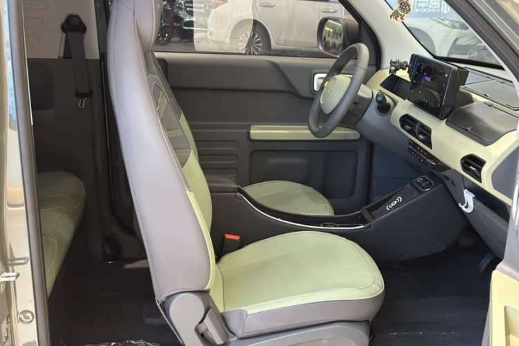 吉利银河 2024款 200km 熊猫骑士中控内饰7006