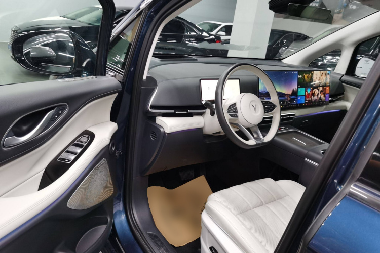 岚图汽车 岚图梦想家 2025款 PHEV 四驱旗舰鲲鹏版中控内饰7003