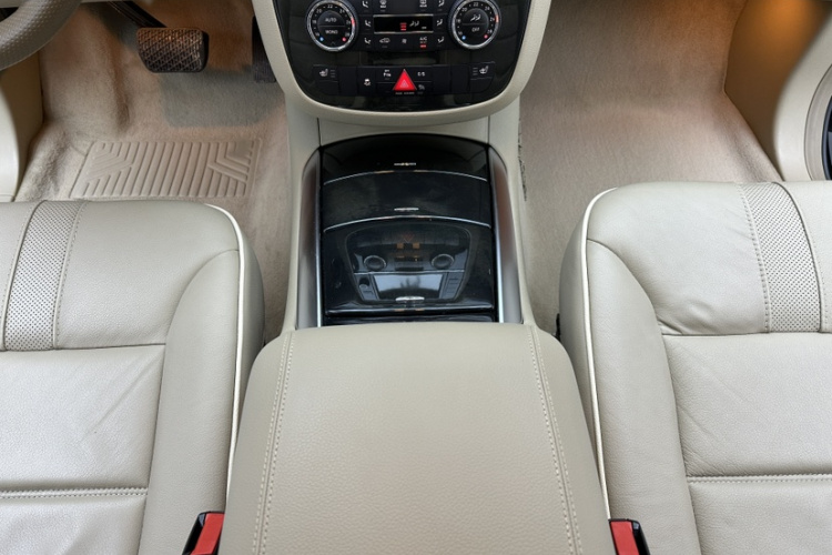 奔驰R级 2017款 R 320 4MATIC 商务型臻藏版中控内饰7004