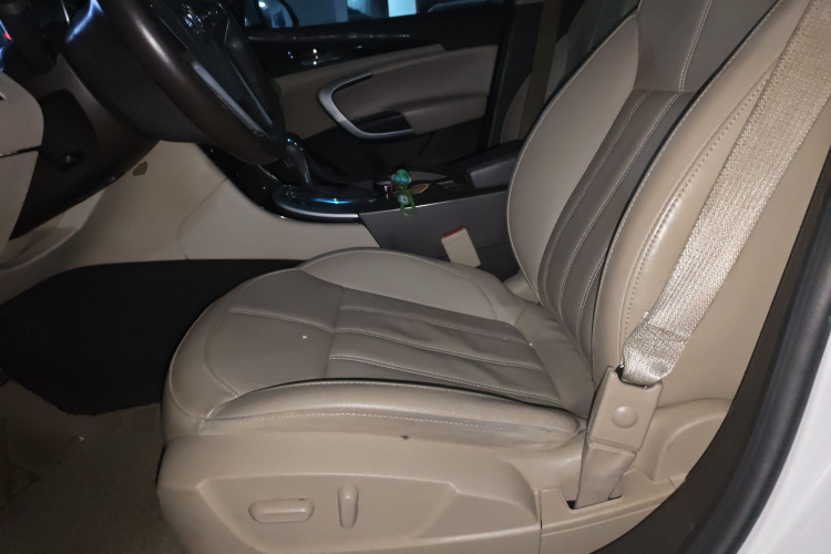 别克 君威 2015款 2.0L 精英时尚型中控内饰19