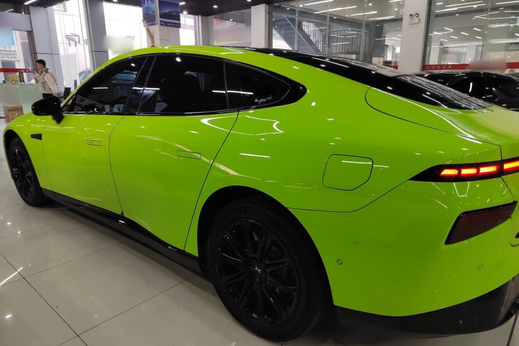 小鹏P7 2021款 670E鹏翼版车身外观4