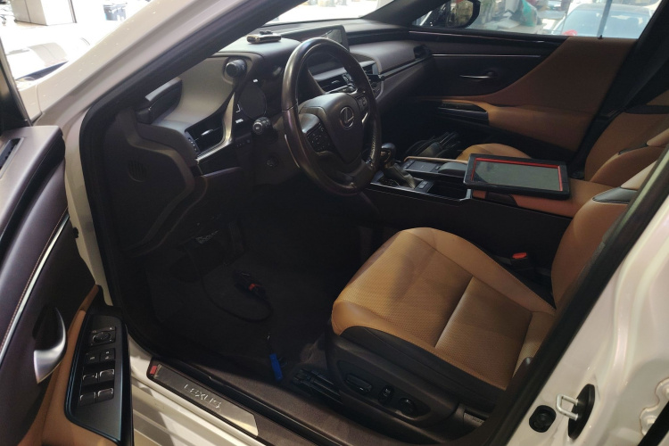 雷克萨斯ES 2020款 200 卓越版中控内饰20